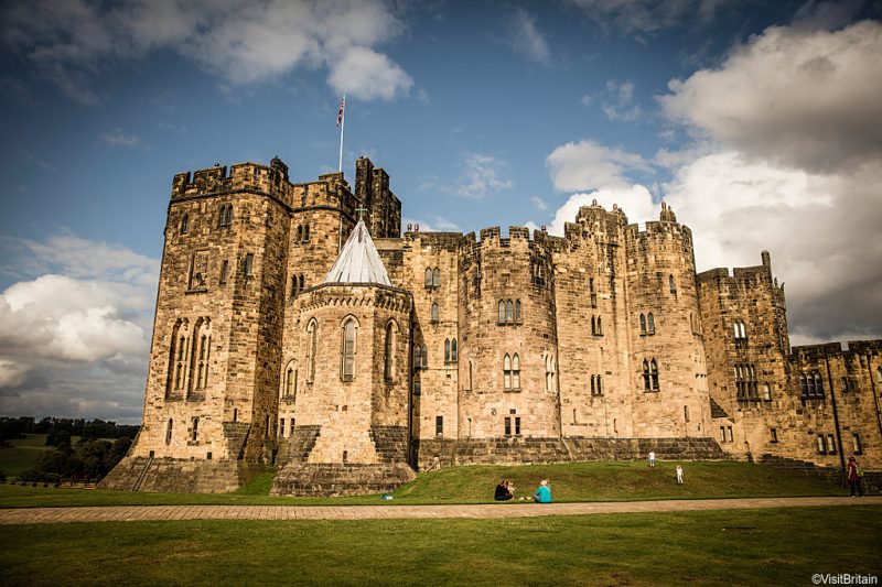 ©VisitBritain - Exterior view of 11th century Alnwick Castle, Northumberland
